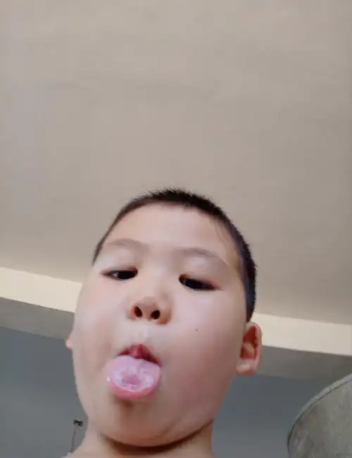 小儿子拿着我手机自己玩起自拍自己玩得很嗨