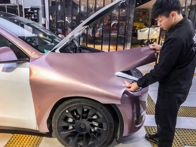 特斯拉model y改色冰梅粉,2022年汽车贴膜改色最流行的颜色!