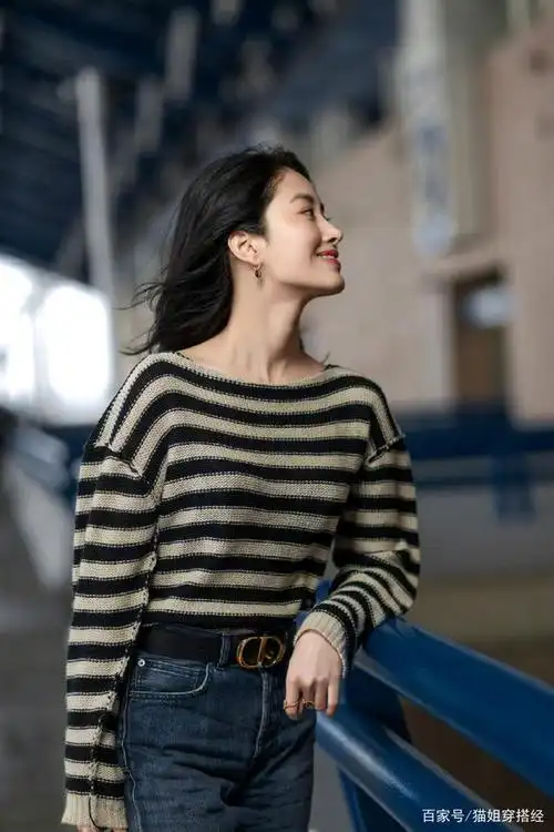 杨采钰现身机场,条纹毛衣塞牛仔裤暴露"胯宽",可与张天爱一拼