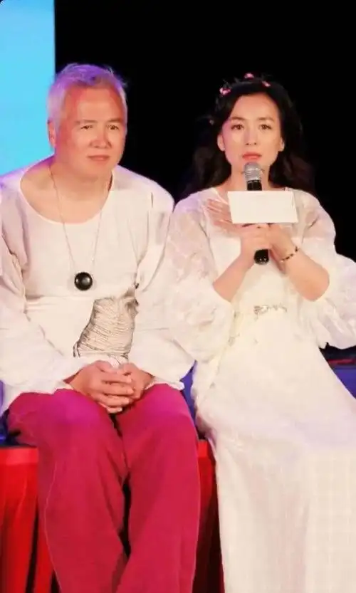 张庭和老公林瑞阳宣传微商,夫妻形象反差大,网友:像孙女和老奶奶