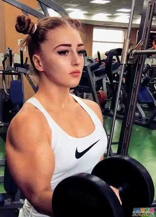 她5年练成肌肉女:蹲举215kg神似动漫人物