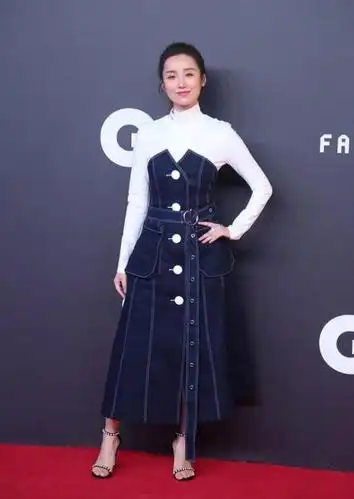 吕一穿衣风格大胆前卫,一袭白裙亮相节目,小露香肩真迷人