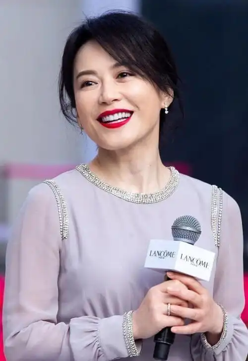 俞飞鸿不生孩子还挺抗老的红唇配上蛋白肌肤感觉优雅还高级