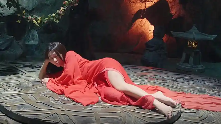 男子贪财挖古墓,看见红衣女鬼,竟这样做《嗜血将军》