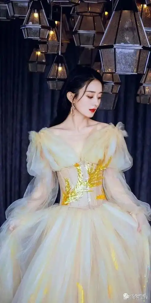 赵丽颖的"少女感"终于回来了!一袭黄色公主裙,美得不可方物