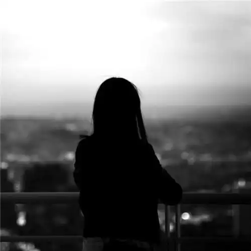 一个人看海的背影女生图片_唯美意境图片_窝窝qq网