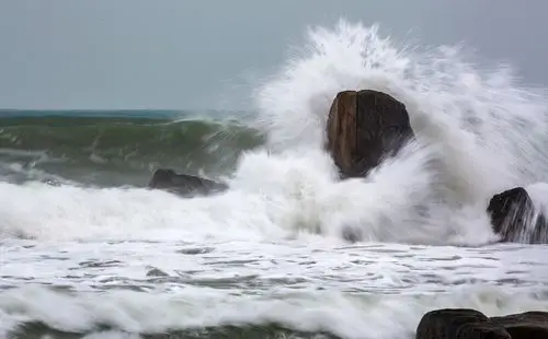日月湾的礁石海浪