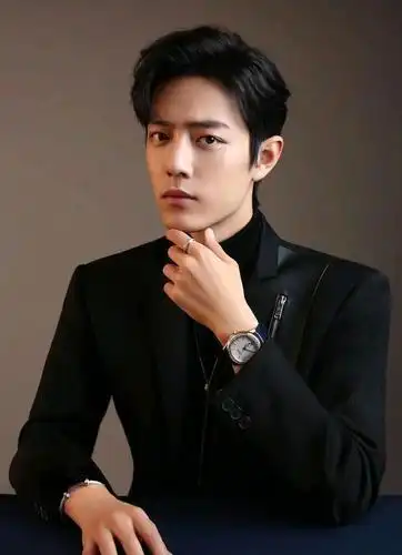 肖战又获奖了,拿下"最具影响力男演员",手拿奖杯的新图太帅气