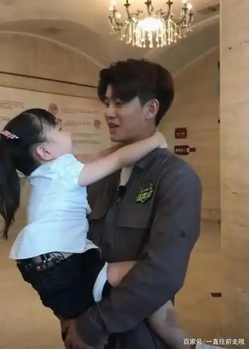 任嘉伦节目中抱娃,动作超级娴熟,一看就是在家经常抱小孩!