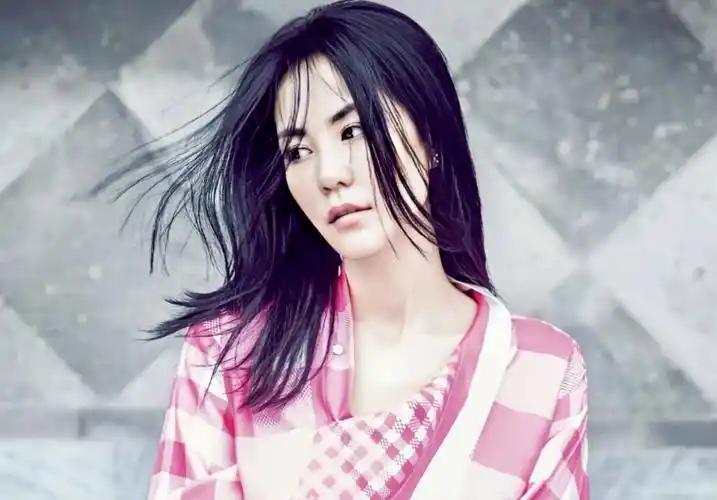 王菲53岁素颜现身寺庙,皮肤白嫩如婴儿,身材却干瘪如老太太_照片_自然