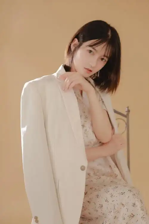 短发气质淡雅高冷的短发美女