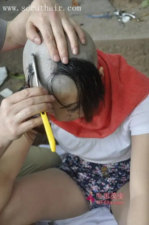 用剃刀给重庆mm刮光头-深度008