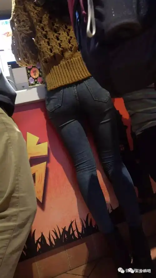 高挑紧身牛仔裤长腿美女