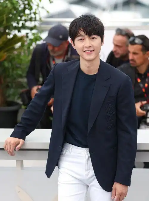 最近大家都在关注国民男神宋仲基的最新动态.