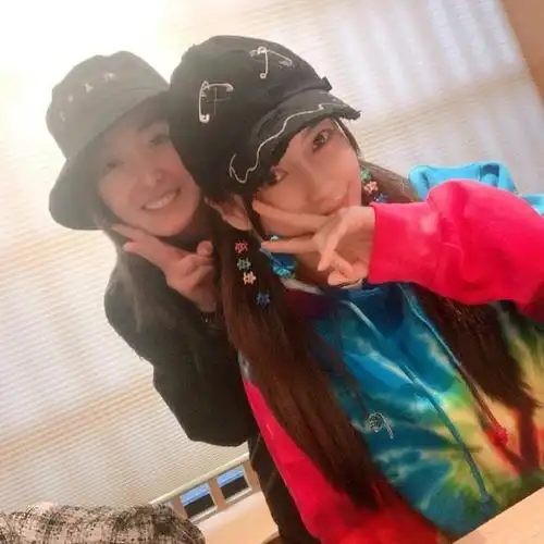 baby和助理橘子新浪娱乐讯 11月5日,angelababy杨颖[微博]在绿洲晒出