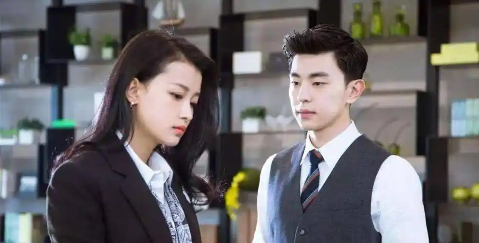 27岁邓伦近照,隐藏了3年的前女友,原来是我们熟悉的她_幸运_大部分_小