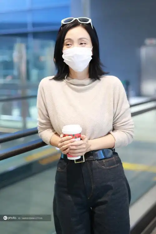 独家陶虹因行程清早现身机场超忙碌包裹严实注意保暖