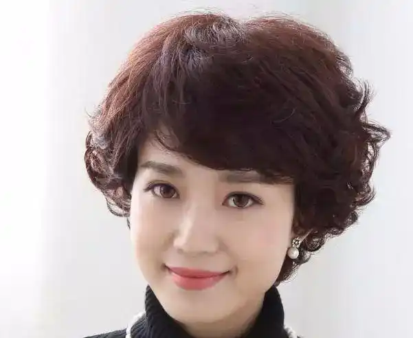 四五十岁女人试试这几款发型重显年轻姿态