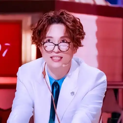 白西装 眼镜 卷发 @薛之谦 | 火星情报局. 来自-程陌渊- - 微博