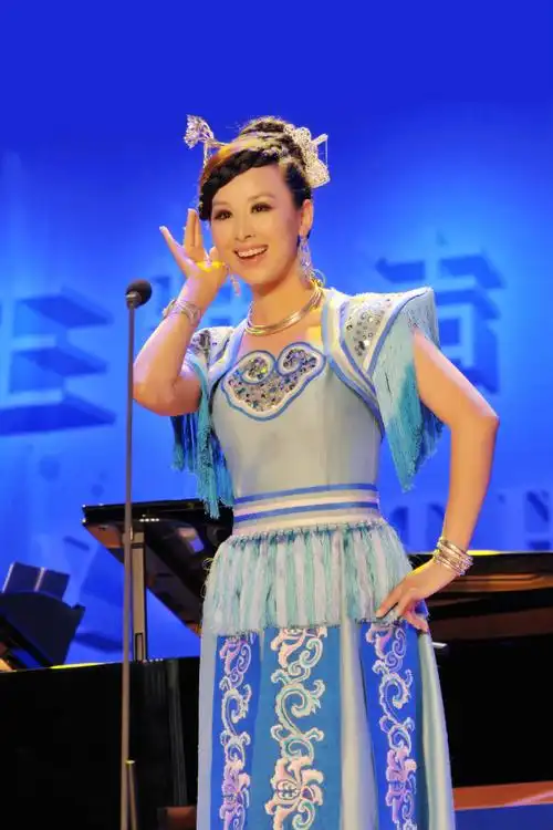 p data-id="gnwxjy7fnt">王雅洁,女,空政文工团优秀青年歌手,出生于