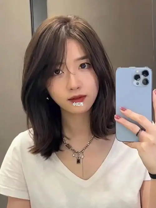 不用打理的锁骨发可以有效的修饰脸型轮廓