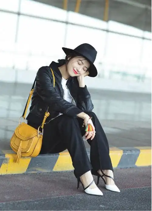 高圆圆终于换风格一身黑造型搭配棕色挎包走机场照样穿时髦爆