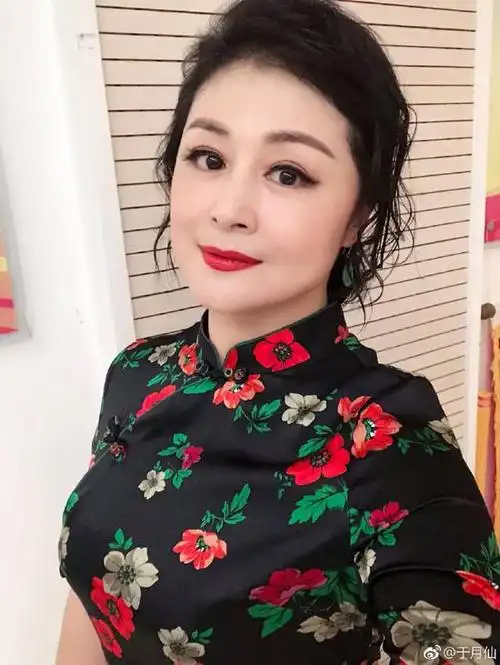 《乡村爱情》谢大脚红唇美艳 穿绚烂花裙一点不土气_手机搜狐网