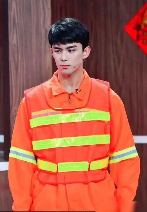 吴磊亮相春节晚会红色西装沉稳大气喜庆欢乐很有儒雅风范