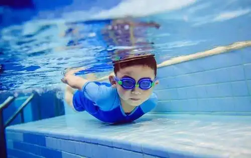 泳池加氯到底对孩子好不好你想了解的游泳问题都在这里