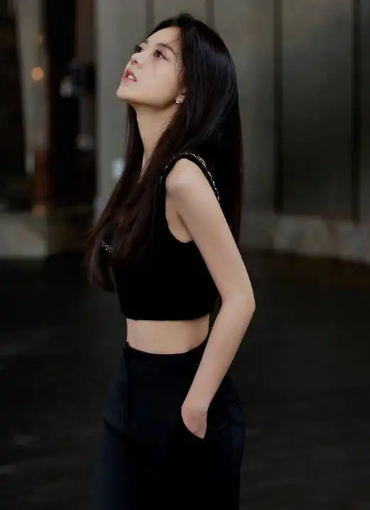 赵今麦纯黑造型化身冷面御女穿运动背心展现腰肢