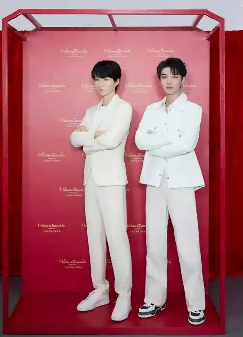 王俊凯于7月21日现身上海杜莎夫人蜡像馆,为自己的新蜡像揭幕.