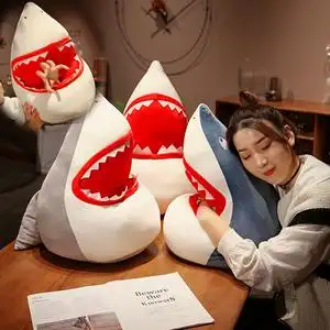 日系卡通拍摄道具帽子沙雕卖萌搞怪鲨鱼头套毛绒玩具可以抱枕靠垫