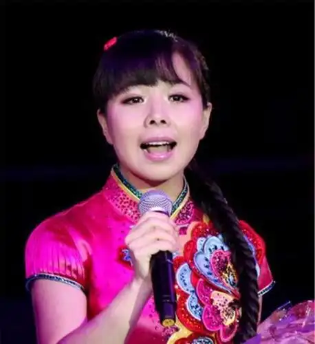 她是国家一级演员,因买不起房回农村发展,如今放牛种田成日常