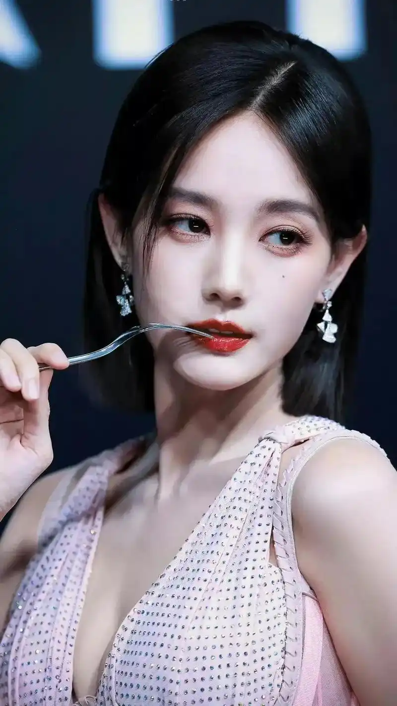 李一桐光脚乘坐飞机引争议 李一桐光脚乘坐飞机的画面曝光,引来一片