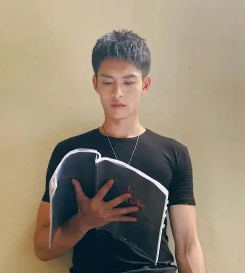 这次大家看完之后,不少网友表示,乍一看曹佑宁的五官立体的感觉和肖战