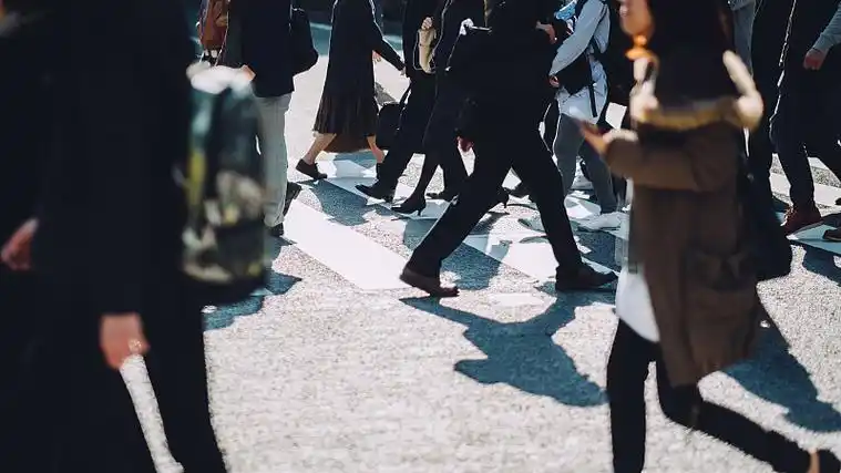 日本东京行人过马路