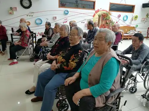 新华中学2018级10班国庆节实践活动:关爱老人,走进养老院.