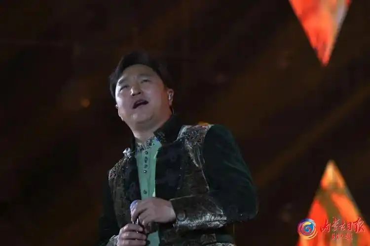 歌手呼斯楞说:"演唱会让内蒙古老中青音乐人欢聚一堂,自治区文联为