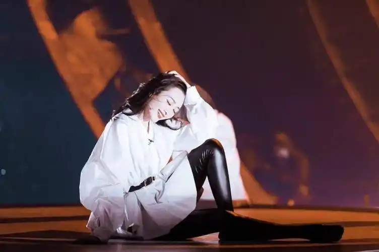 38岁的王鸥身材为啥这么风情万种平平无奇的倒立小天才罢了