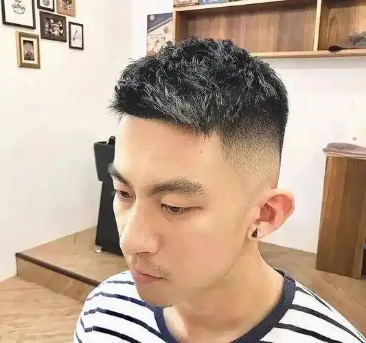 夏季男生流行发型 潮男必剪的男生短发