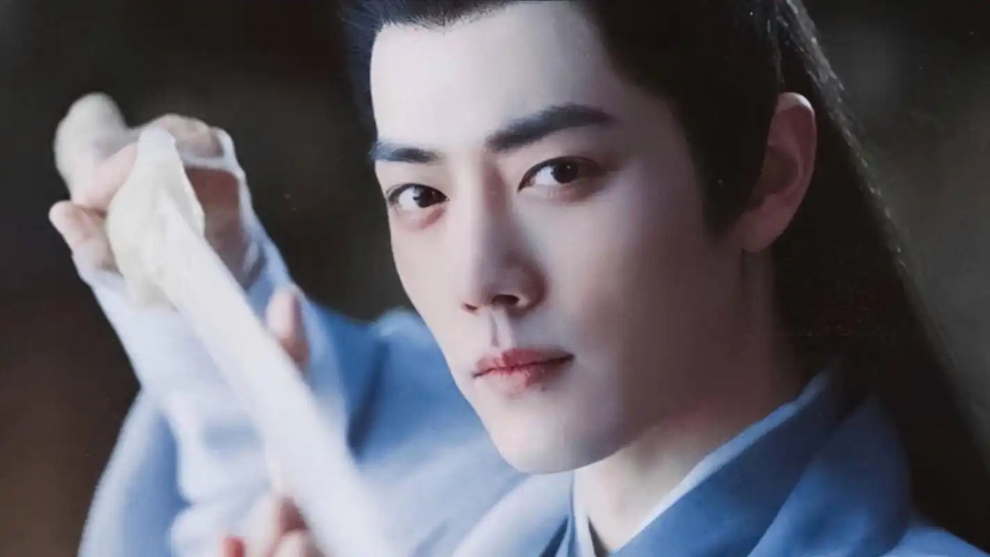 《玉骨遥》海报释出,肖战背倚月光躺树枝,仙姿绰约唯美如画