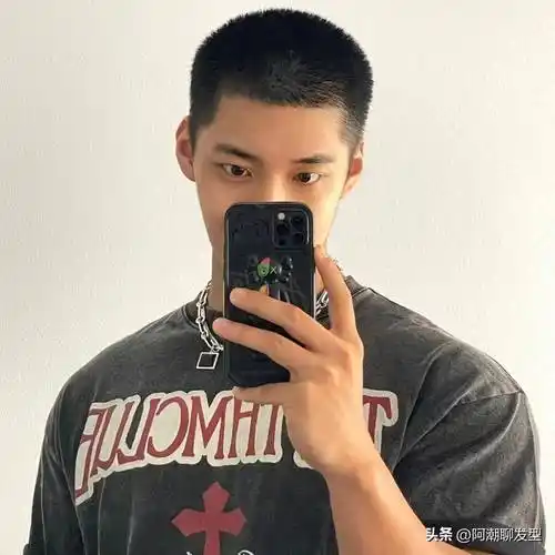 寸头发型在炎热的天气去剪,无疑是一款比较清爽而且不用打理的短发