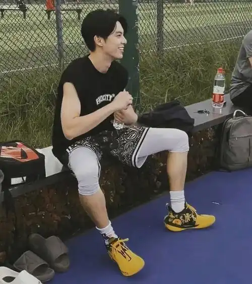 王鹤棣白袜小腿肌肉