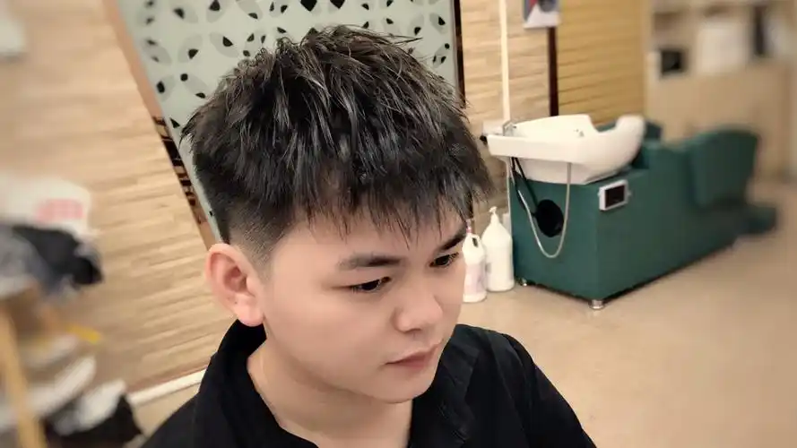 靓仔发型,束状纹理烫