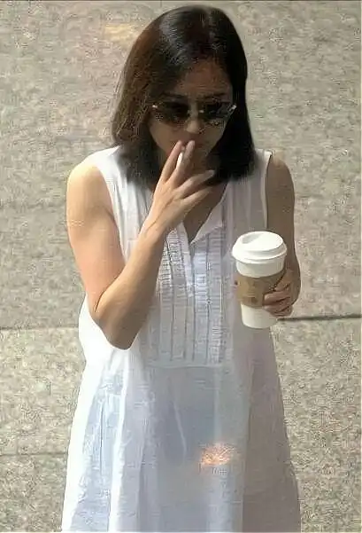 赵薇吸烟被拍!吞云吐雾姿势老练,网友:堪称老烟民!