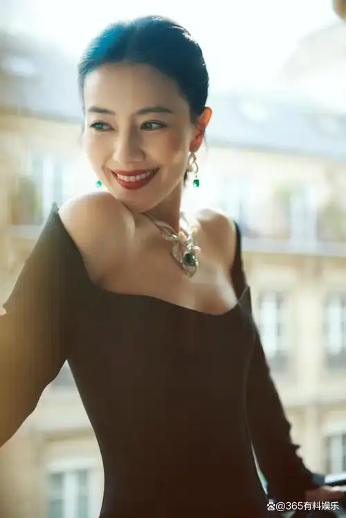 高圆圆身着低领露肩开叉礼裙现身法国巴黎出席代言活动