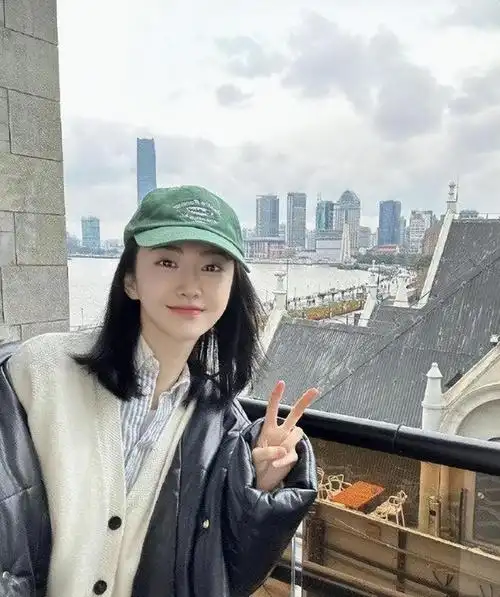 景甜真的是越来越美了穿卫衣像是大学生让人猜不出年龄