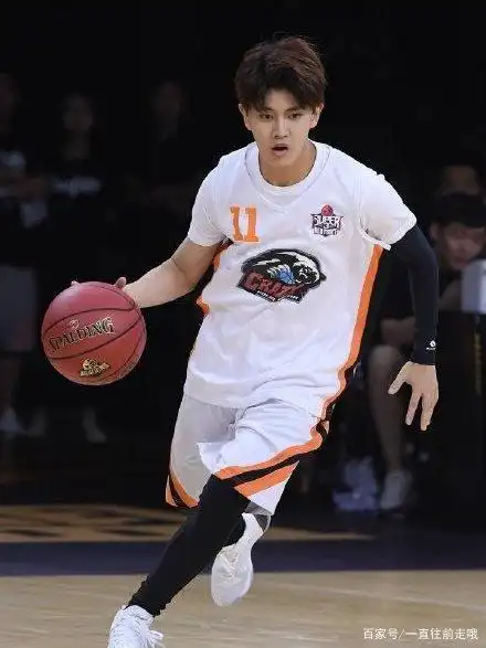 任嘉伦打篮球的样子,不就是大家校园时代幻想的男神吗?