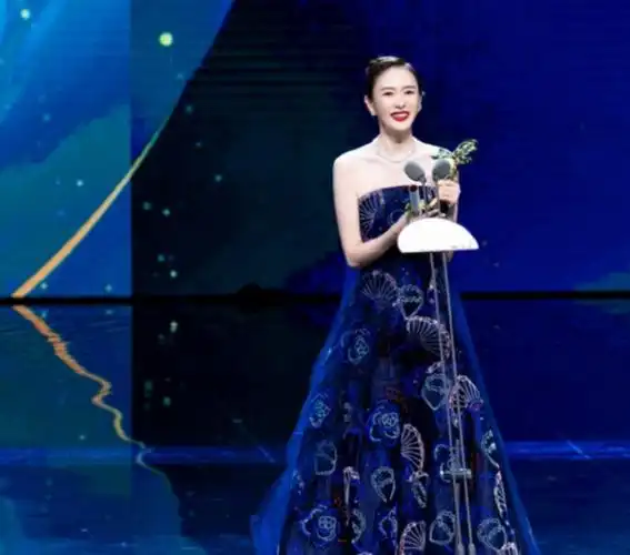 28岁那年,童瑶参加一个朋友的生日聚会,在派对现场,她邂逅了一位男士