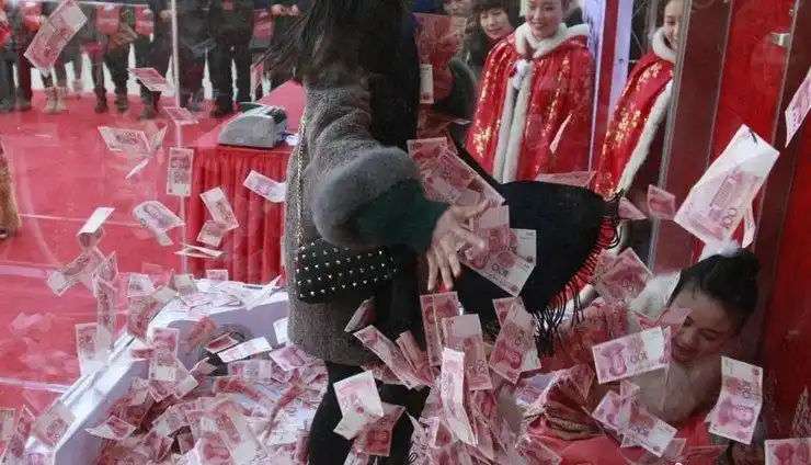 杭州景区给游客派发年终奖 百万大钞满天飞